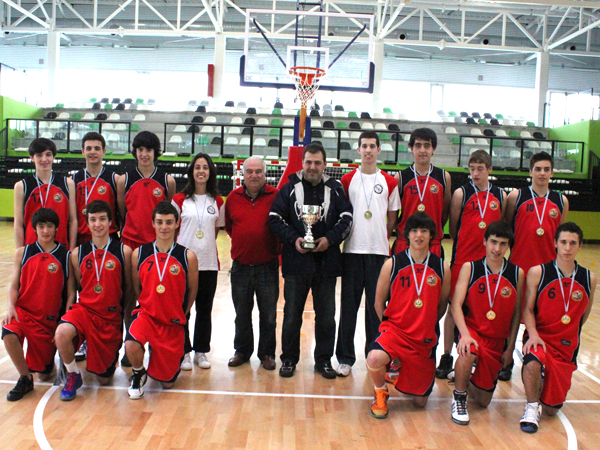 O Cadete Masculino "C", campión de Liga, xunto a Francisco Piñeiro