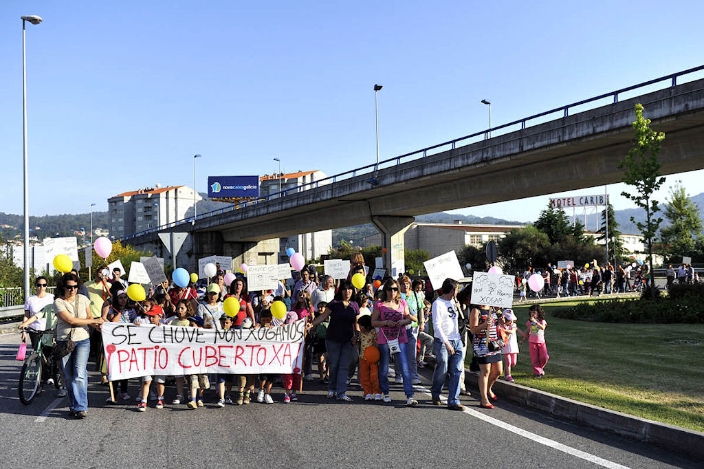 Manifestación a su paso por la rotonda VG-20
