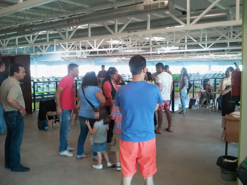 Vista de la zona de espera del colegio electoral